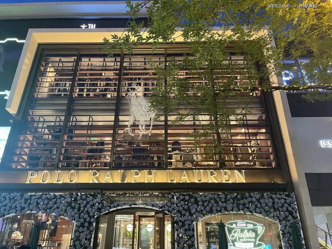 「拉夫劳伦卖38元拿铁，Zara出果味特调」，奢侈品服装店变成星巴克被打工人抢疯了？