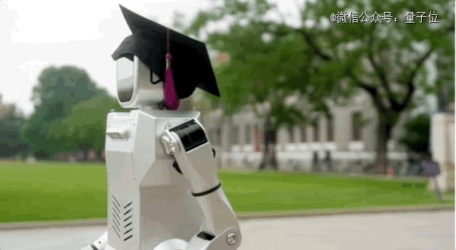 刚刚，一位机器人戴着毕业帽走出清华