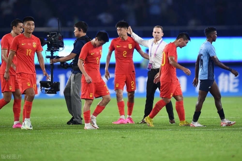 中国男足接连吃瘪，U19男足又被印尼逼平，球迷心累，顿感绝望