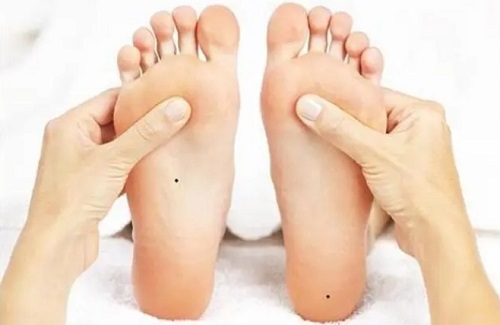 脚痣的位置与命运图解大全 脚下有痣哪个位置最好